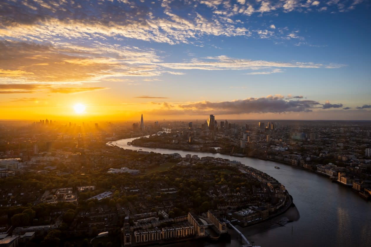 Central London skyline at sunrise.jpg