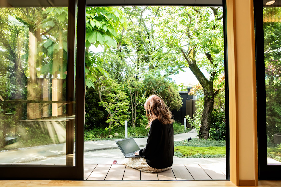 Woman on her laptop in the garden.jpg