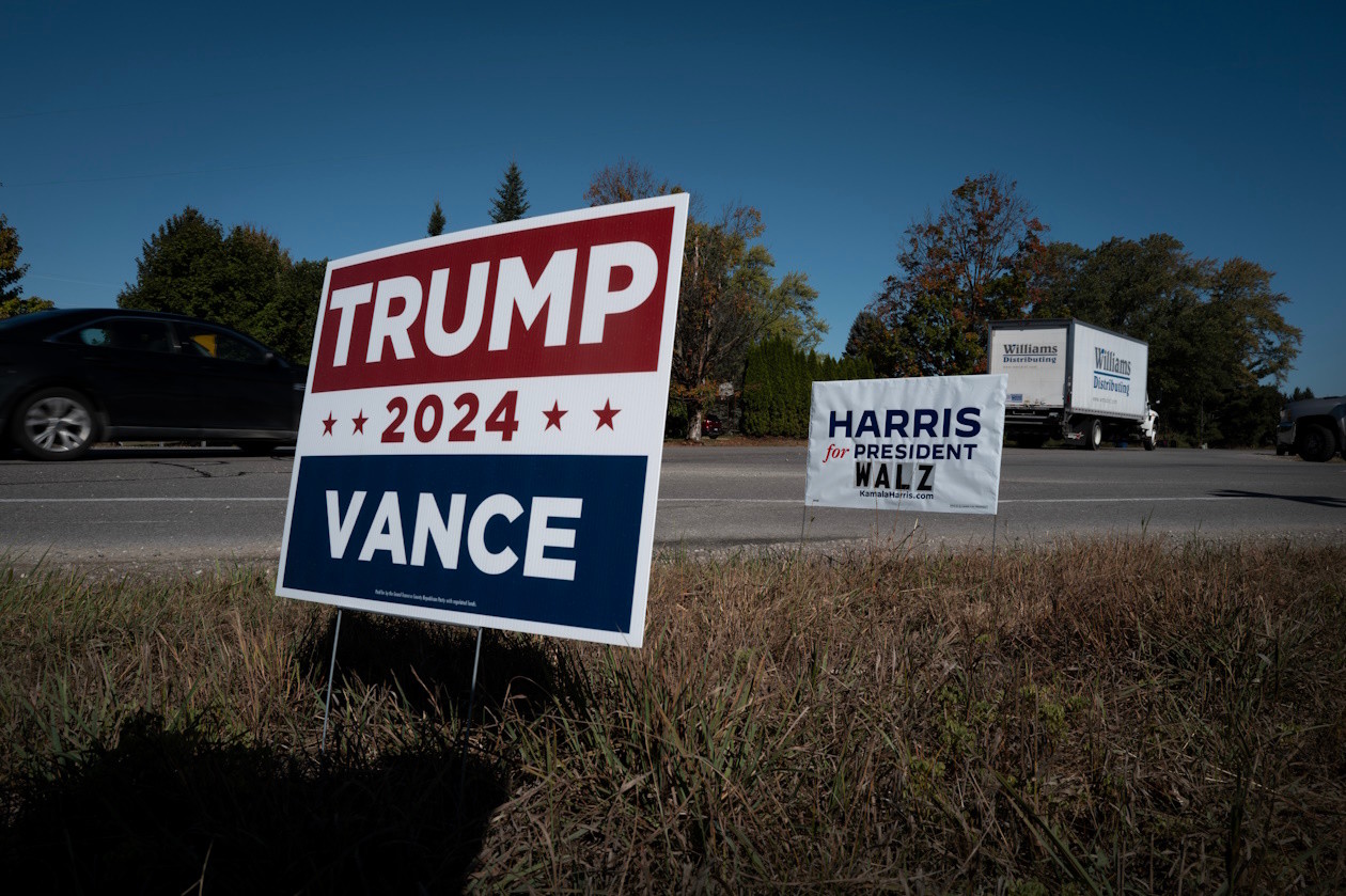 Vote for trump and vote for Harris signs next to each other
