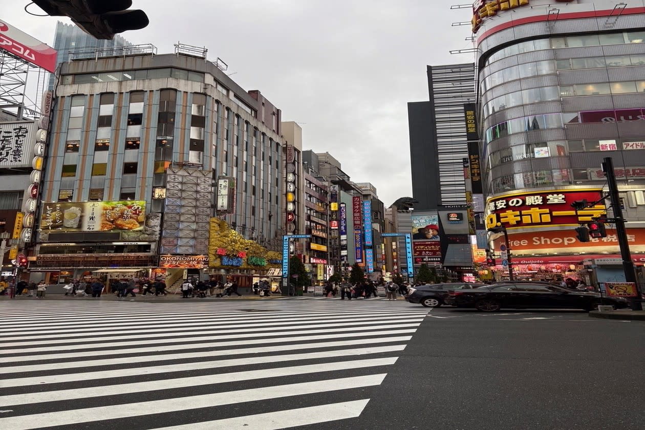 Crossing in a commercial district of a Japanese city.jpg