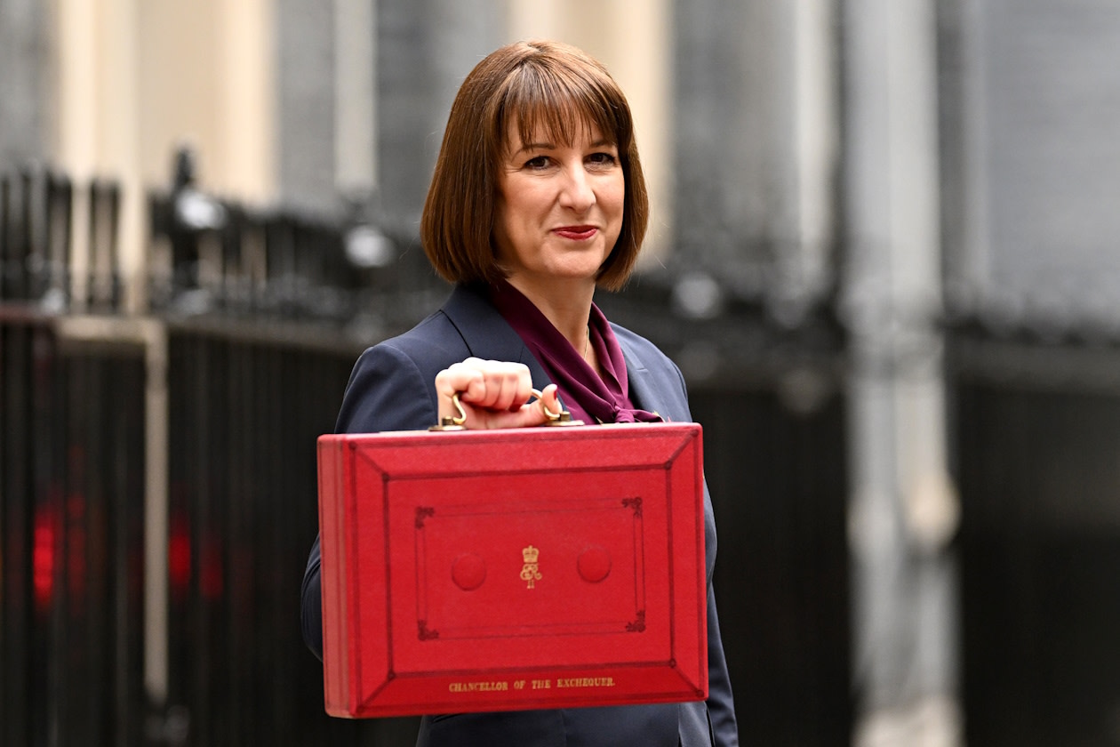 Rachel Reeves holding the chancellor-s breifcase