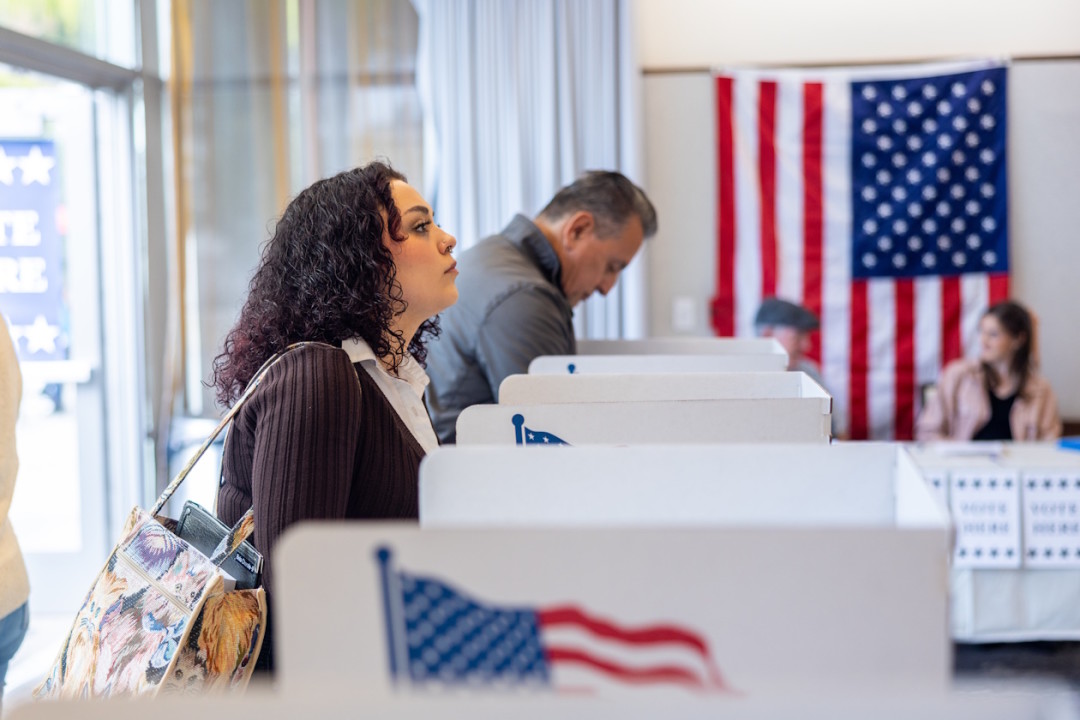 Woman casting her vote in the US elections